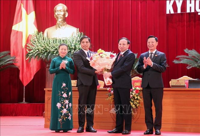 Ông Vũ Văn Diện (người thứ hai, từ trái sang) nhận hoa chúc mừng của Thường trực HĐND tỉnh Quảng Ninh.