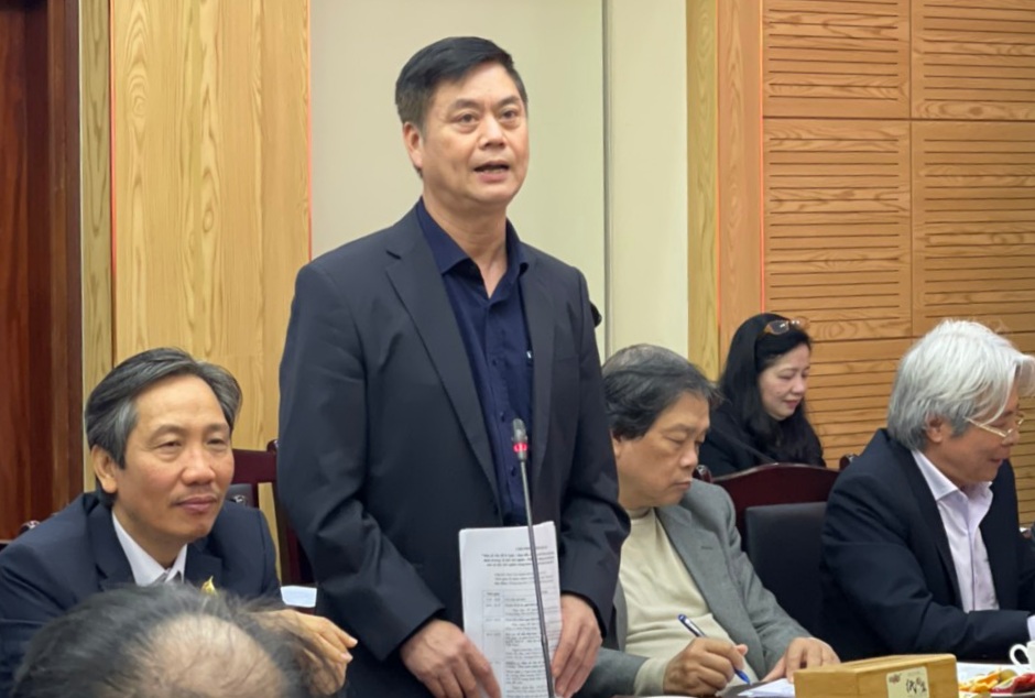 GS.TS Phạm Văn Đức - Phó Chủ tịch Viện Hàn lâm KHXH Việt Nam phát biểu phản biện tại Hội thảo.