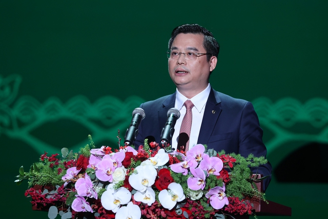 Tổng Giám đốc Vietcombank Nguyễn Thanh Tùng báo cáo tình hình 60 năm hình thành và phát triển - Ảnh: VGP/Nhật Bắc.
