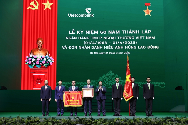 Vietcombank hiện là doanh nghiệp niêm yết lớn nhất Việt Nam, đứng đầu về quy mô lợi nhuận, quy mô đóng góp cho ngân sách Nhà nước; đứng trong số 100 ngân hàng niêm yết có quy mô vốn hóa lớn nhất toàn cầu (18,5 tỷ USD); là ngân hàng Việt Nam duy nhất có hiện diện thương mại ở cả 3 trung tâm tài chính thế giới là Hồng Kông (Trung Quốc), Mỹ và Singapore - Ảnh: VGP/Nhật Bắc.