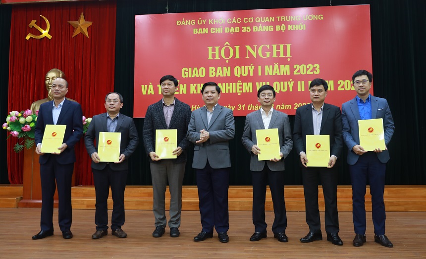 Đ/c Nguyễn Văn Thể trao quyết định kiện toàn thành viên Ban Chỉ đạo 35 của Đảng bộ Khối.