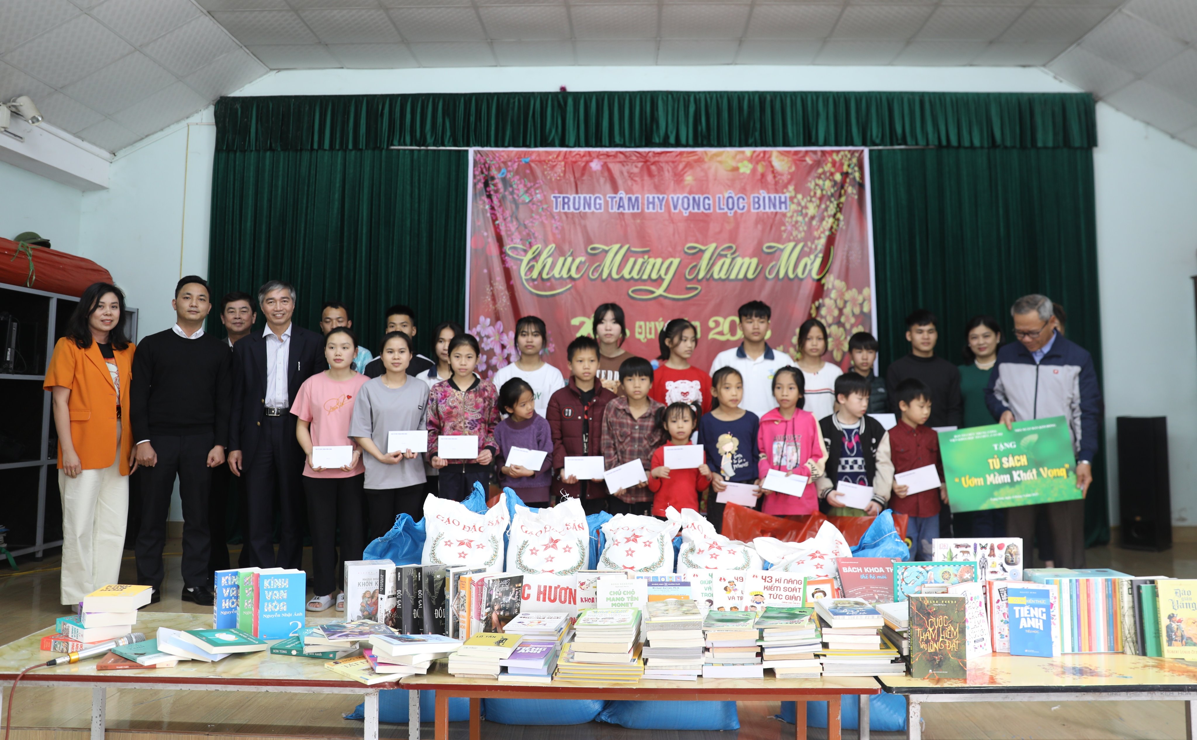 Công đoàn, Nữ công Ban Tổ chức Trung ương trao tặng nhiều phần quà ý nghĩa đến trẻ em tại Trung tâm Hy vọng Lộc Bình