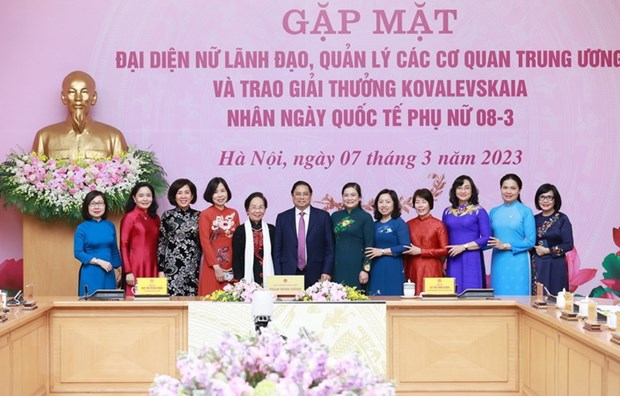 Thủ tướng Phạm Minh Chính với đại diện nữ lãnh đạo, quản lý và các nhà khoa học nữ. (Ảnh: Dương Giang/TTXVN).