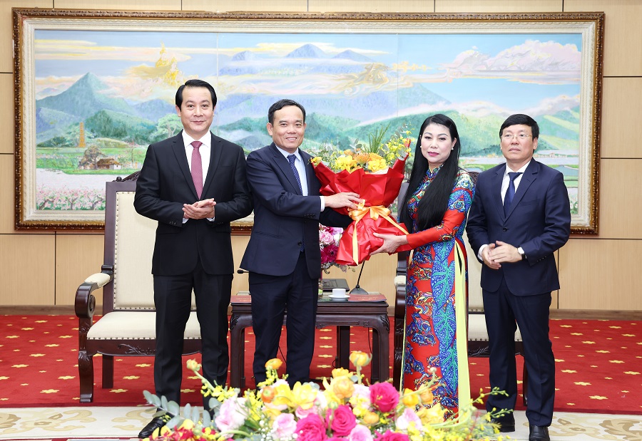 Lãnh đạo tỉnh Vĩnh Phúc tặng hoa chúc mừng Phó Thủ tướng Chính phủ Trần Lưu Quang lên thăm và làm việc tại tỉnh.