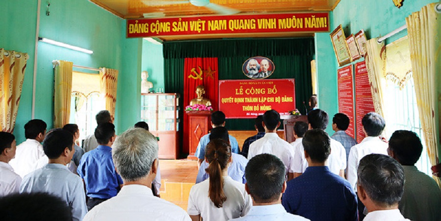 Các đại biểu dự buổi lễ công bố Quyết định thành lập chi bộ thực hiện nghi lễ chào cờ.