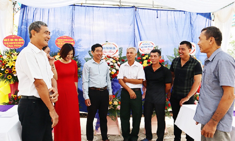 Các đảng viên và người dân thôn Bồ Nông phấn khởi vì thôn thành lập được chi bộ.