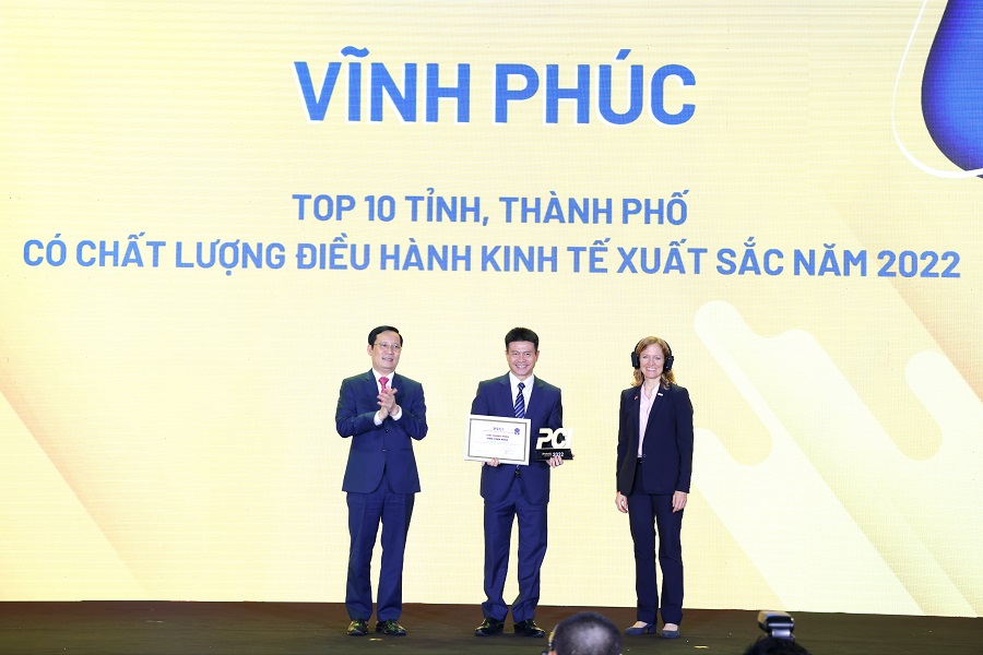 Chủ tịch Liên đoàn Thương mại và Công nghiệp Việt Nam Phạm Tấn Công trao Kỷ niệm chương và Giấy chứng nhận tỉnh Vĩnh Phúc nằm trong tốp 10 tỉnh, thành phố có chất lượng điều hành kinh tế xuất sắc năm 2022.