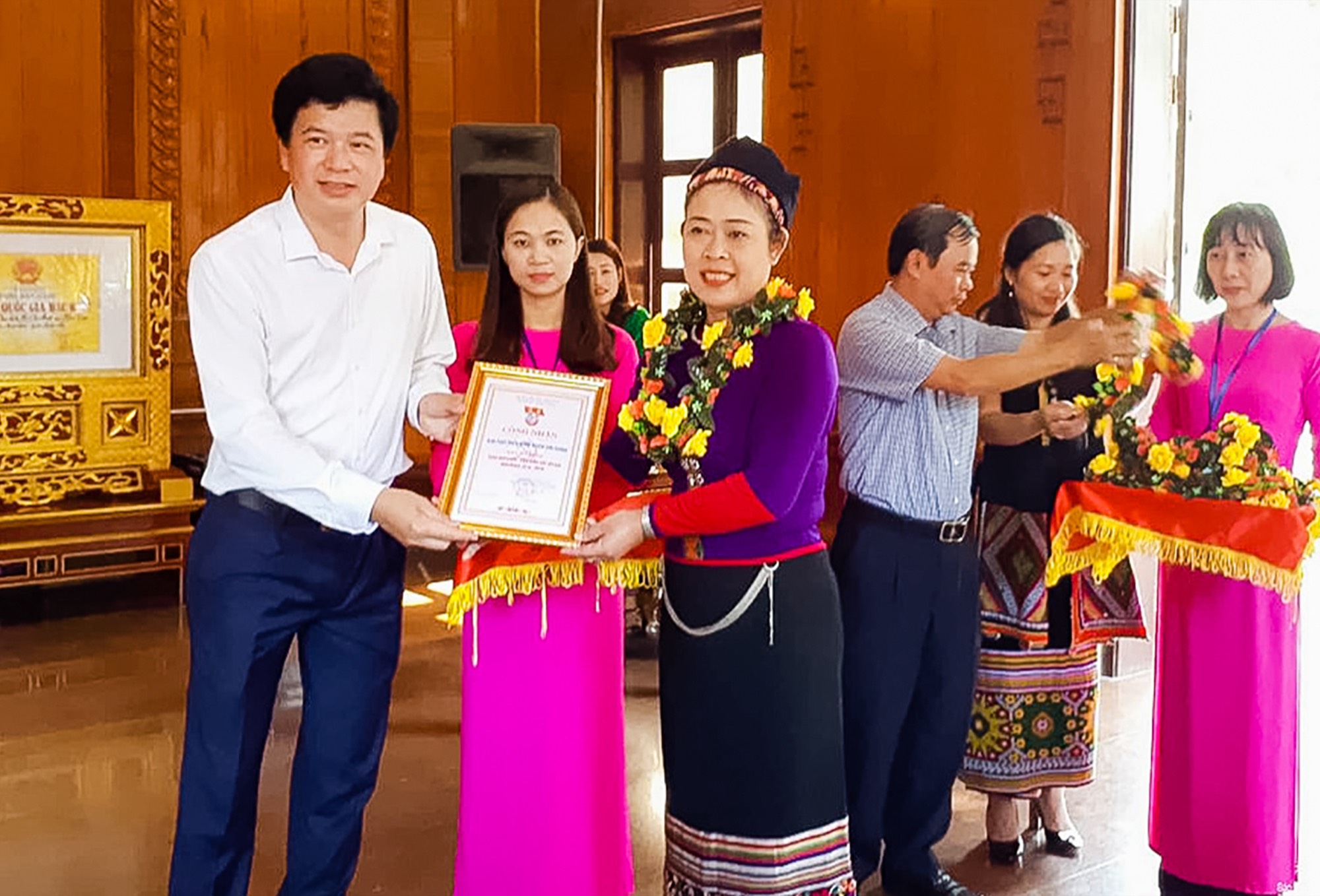 Bí thư Huyện ủy Con Cuông Nguyễn Đình Hùng trao giấy chứng nhận cho các mô hình dân vận khéo tiêu biểu.