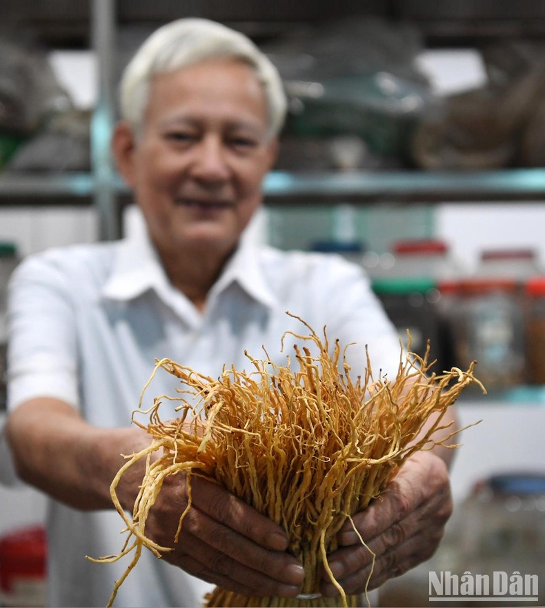 Một đời nghiên cứu, sưu tầm đến nay kho thuốc đông y của ông đã có hàng nghìn vị thuốc quý, sẵn sàng cứu chữa cho bệnh nhân.