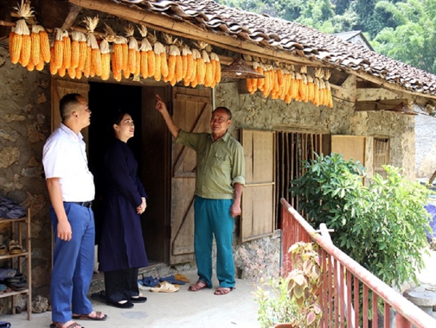 Bí thư Đảng ủy xã Đàm Thủy Lương Văn La (ngoài cùng bên trái), Bí thư chi bộ xóm Bản Gun Khuổi Ky Nông Ích Đạt (ngoài cùng bên phải) và Triệu Thị Huệ, Chủ tịch Hội liên hiệp phụ nữ xã Đàm Thủy.