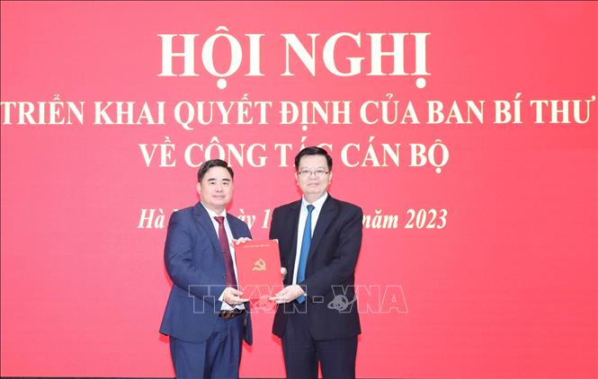 Đồng chí Mai Văn Chính, Ủy viên Trung ương Đảng, Phó Trưởng Ban Tổ chức Trung ương trao quyết định bổ nhiệm chức vụ Phó Tổng Biên tập phụ trách Tạp chí Cộng sản cho đồng chí Phạm Minh Tuấn. Ảnh: TTXVN