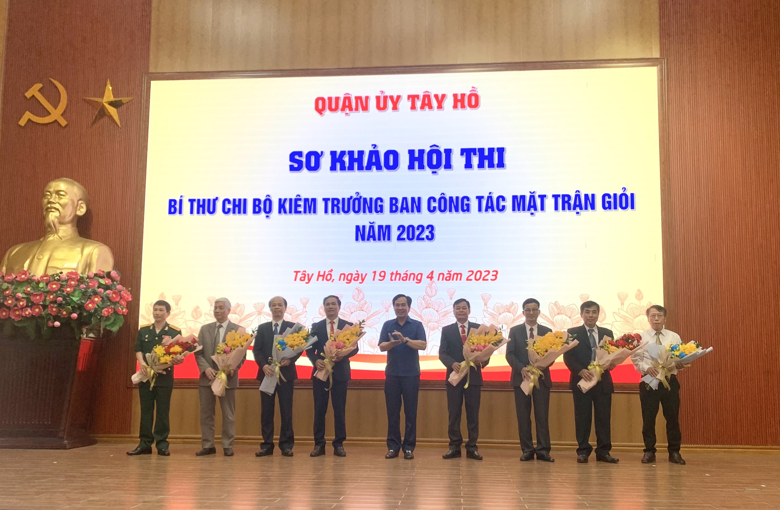 Phó Bí thư Thường trực Quận ủy Tây Hồ tặng hóa các thí sinh tham dự Hội thi