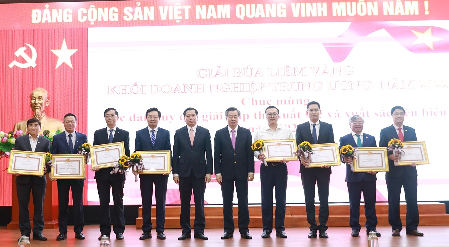 khen thưởng 8 đảng ủy trực thuộc có thành tích xuất sắc và xuất sắc tiêu biểu trong hưởng ứng và tham gia Giải Búa liềm vàng Khối Doanh nghiệp Trung ương năm 2022.