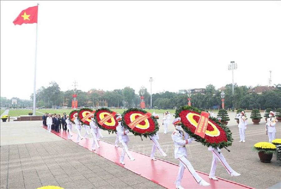 Đoàn các đồng chí Lãnh đạo Đảng, Nhà nước đặt vòng hoa và vào Lăng viếng Chủ tịch Hồ Chí Minh. Ảnh: Minh Đức/TTXVN.