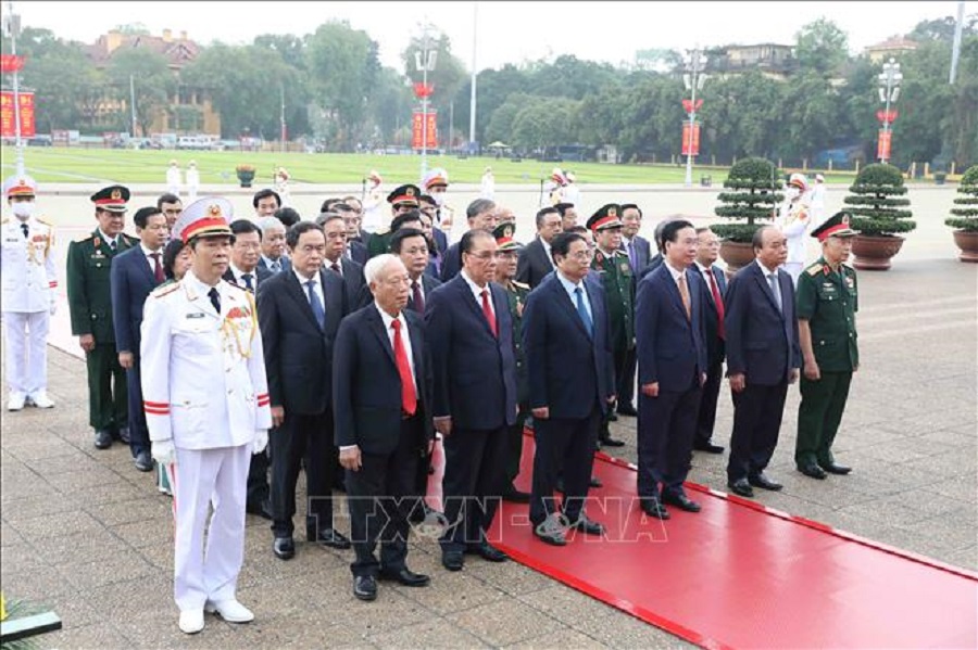 Các đồng chí Lãnh đạo, nguyên Lãnh đạo Đảng, Nhà nước thành kính tưởng nhớ Chủ tịch Hồ Chí Minh. Ảnh: Minh Đức/TTXVN.