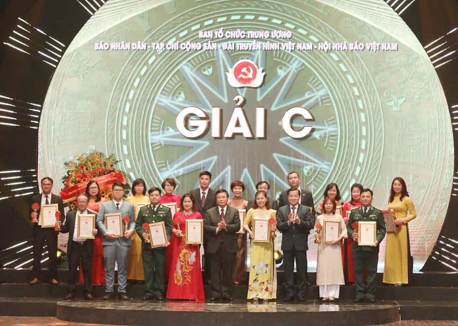 Đại diện nhóm tác giả đoạt Giải C - Giải Búa liềm vàng 2022