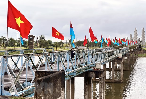 Cầu Hiền Lương trong ngày Lễ thượng cờ. (Ảnh: Nguyên Linh/TTXVN).