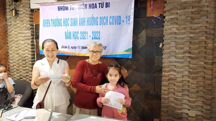 
            Chị Nguyễn Vũ Song Hòa (bìa trái) khen thưởng những học sinh vươn lên học giỏi dù bị ảnh hưởng dịch COVID-19.