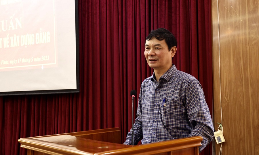 Đồng chí Ngô Minh Tuấn, Tổng Biên tập Tạp chí Xây dựng Đảng trao đổi tại buổi tập huấn.