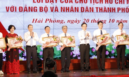 Người Bí thư Chi bộ kiêm Trưởng Ban Công tác mặt trận thôn học và làm theo Bác