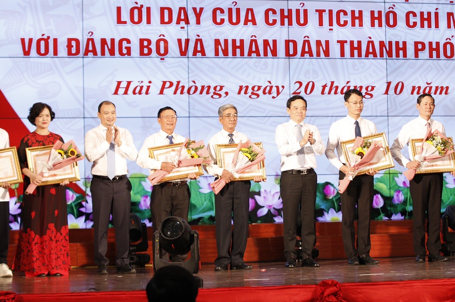 Đồng chí Vũ Hồng Nhạn (thứ ba, trái sang) nhận Bằng khen của Thủ tướng Chính phủ vì có thành tích xuất sắc trong học tập và làm theo tư tưởng, đạo đức, phong cách Hồ Chí Minh.