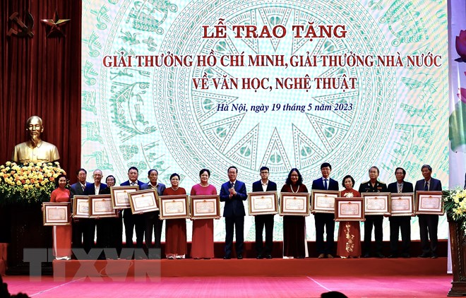 Chủ tịch nước Võ Văn Thưởng trao Giải thưởng Hồ Chí Minh cho tác giả, đại diện gia đình các tác giả. (Ảnh: Lâm Khánh/TTXVN)