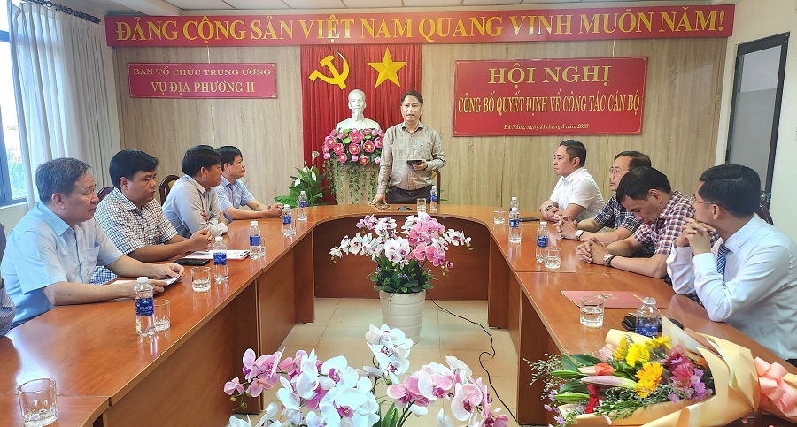 Đ/c Phan Thăng An phát biểu giao nhiệm vụ cho tân Phó Vụ trưởng Lê Hữu Vinh.