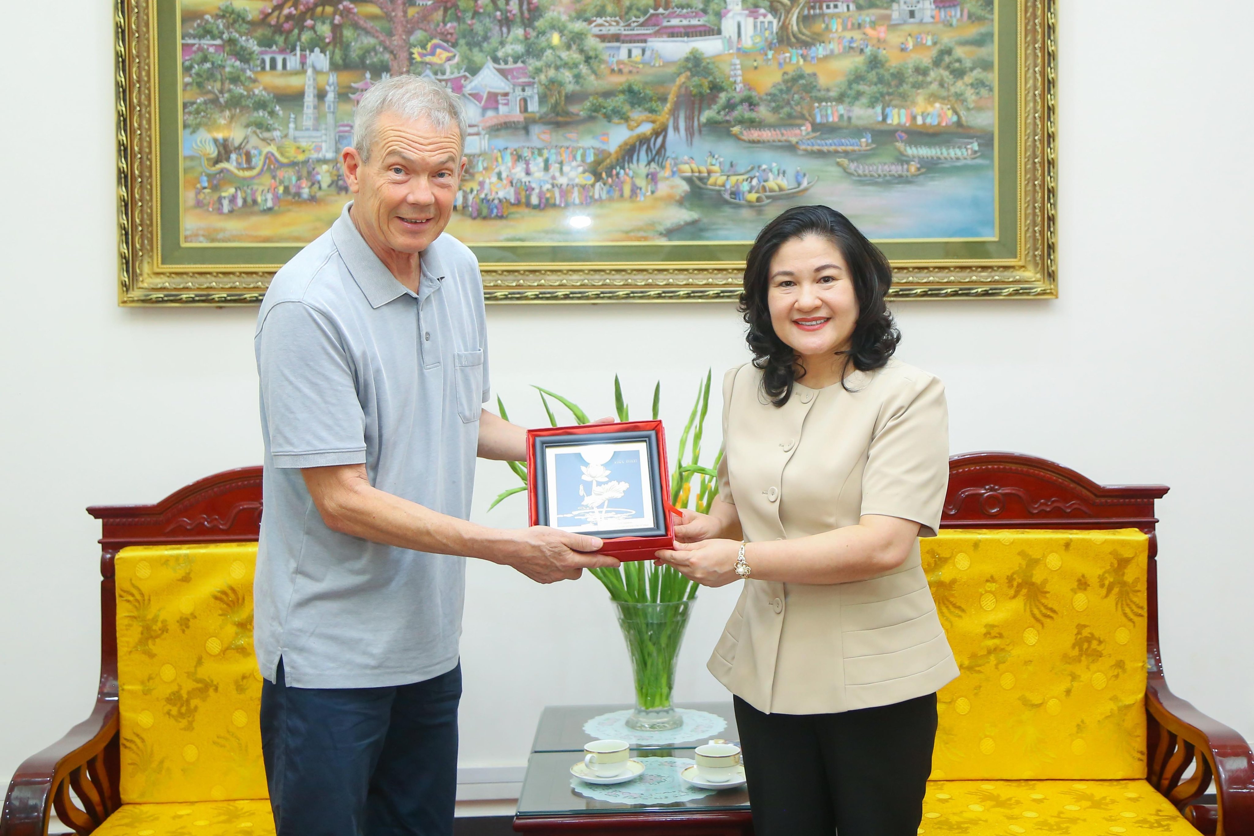 Thứ trưởng Nguyễn Thị Hà trao tặng quà lưu niệm cho Ông Christoph Kunz, Phó Chủ tịch Tổ chức Kinderhilfe.