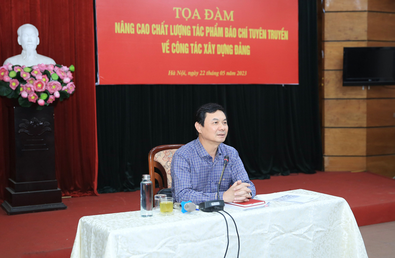 Tổng Biên tập Tạp chí Xây dựng đảng Ngô Minh Tuấn trao đổi tại buổi toạ đàm.