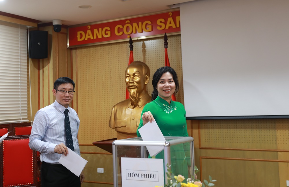Các đại biểu bỏ phiếu bầu Ban Chấp hành Công đoàn Viện nhiệm kỳ 2023-2028.