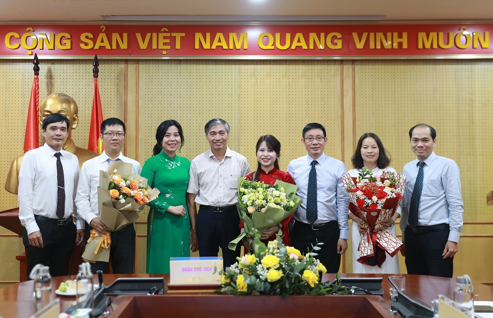 Lãnh đạo Công đoàn cơ quan và Lãnh đạo Viện Khoa học tổ chức, cán bộ tặng hoa chúc mừng các đồng chí được bầu vào Ban Chấp hành Công đoàn Viện nhiệm kỳ mới.