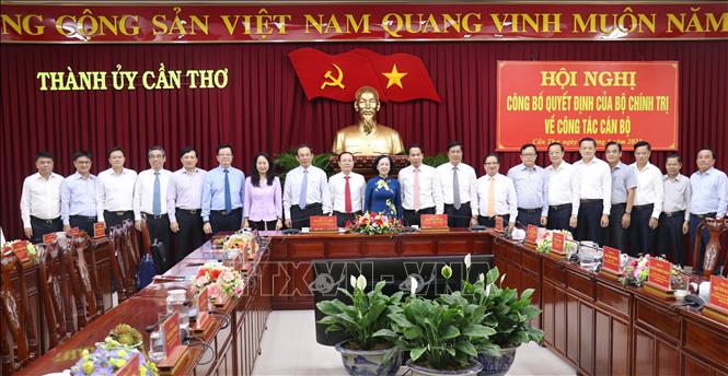 Lãnh đạo Thành ủy Cần Thơ, lãnh đạo Thành ủy thành phố Hồ Chí Minh cùng Đoàn công tác Trung ương chụp ảnh lưu niệm.