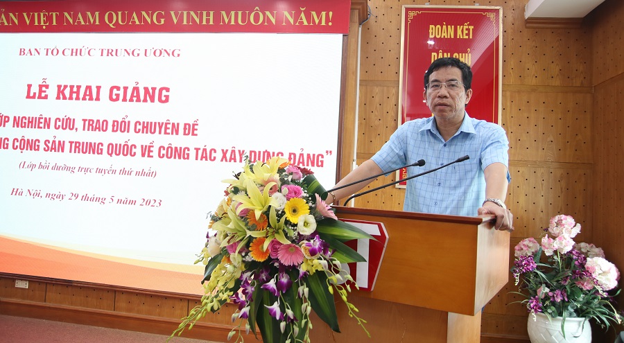 Đồng chí Vũ Thanh Sơn, Cục trưởng Cục Đào tạo, bồi dưỡng cán bộ (Ban Tổ chức Trung ương) phát biểu chỉ đạo lớp học.