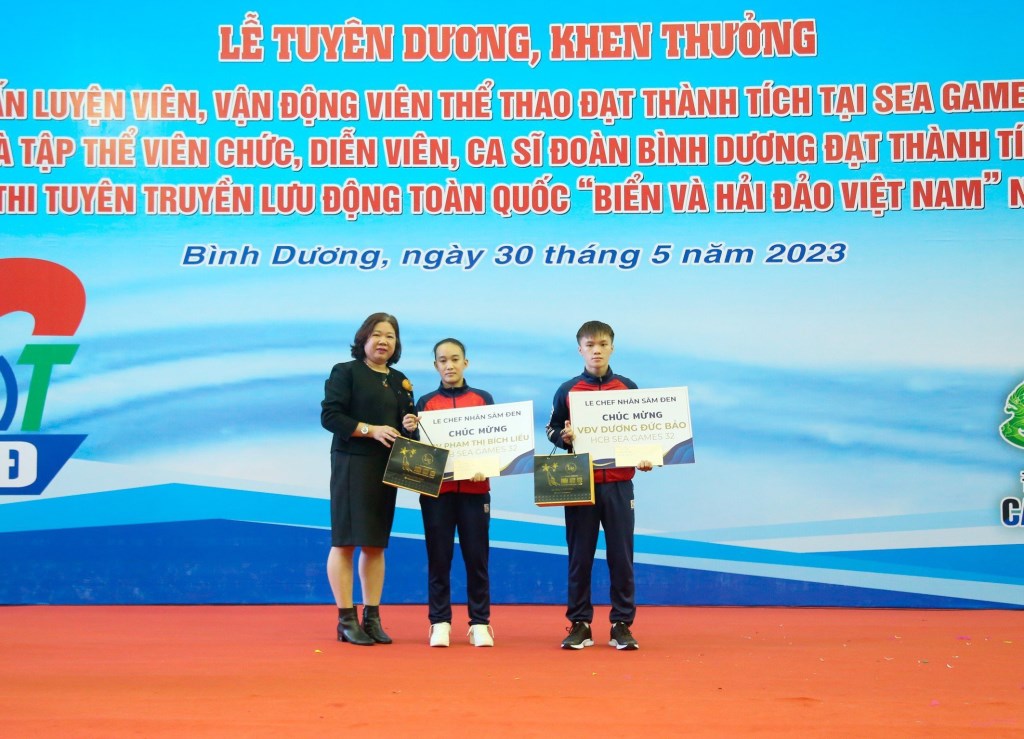 Bà Đặng Trần Cẩm Vân - Tổng Giám đốc Công ty Le Chef Nhân Sâm Đen TPHCM tặng tiền mặt và quà cho các VĐV đạt thành tích.