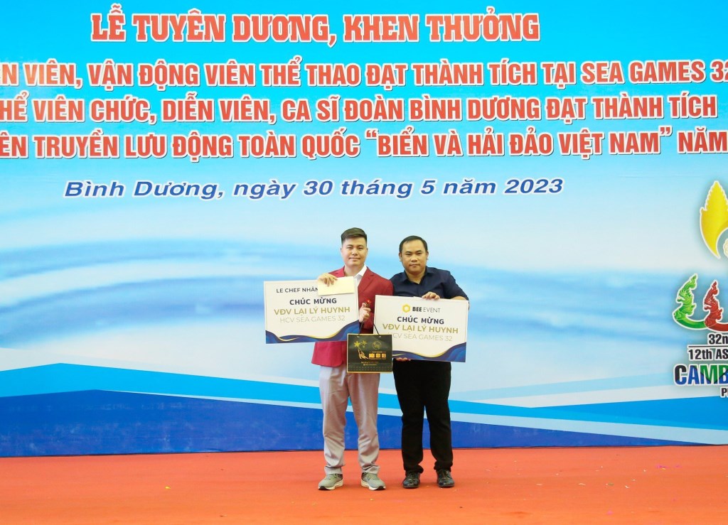 Ông Trịnh Xuân Bá Anh - Tổng Giám đốc Công ty Bee Event Bình Dương tặng tiền mặt và quà cho các VĐV đạt thành tích.
