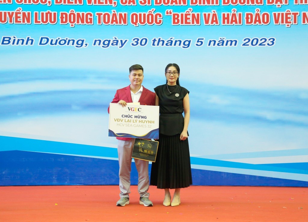Đại diện Công ty Cổ phần Khát vọng Việt Đức (VGEC) Hà Nội tặng tiền mặt và quà cho các VĐV đạt thành tích.