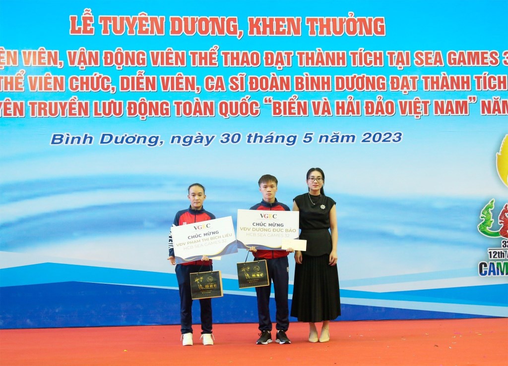 Đại diện Công ty Cổ phần Khát vọng Việt Đức (VGEC) Hà Nội tặng tiền mặt và quà cho các VĐV đạt thành tích.