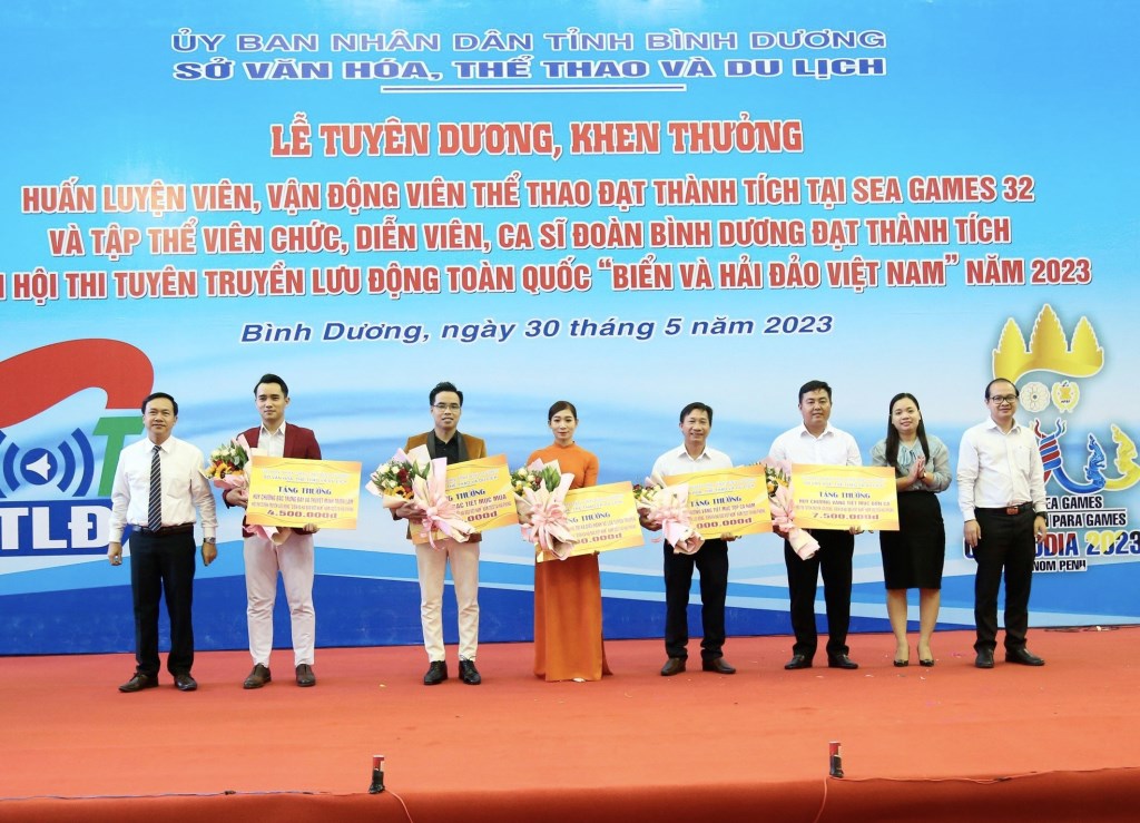 Đồng chí Bùi Hữu Toàn Toàn - Phó Trưởng ban thường trực Ban Tuyên giáo Tỉnh ủy; đồng chí Nguyễn Thị Thảo Nguyên - Trưởng Ban Văn hóa Xã hội HĐND tỉnh và đồng chí Lê Văn Thái – Phó Giám đốc Sở Văn hóa, Thể thao và Du lịch trao giấy khen, tiền thưởng cho các diễn viên, ca sỹ đoàn Bình Dương.