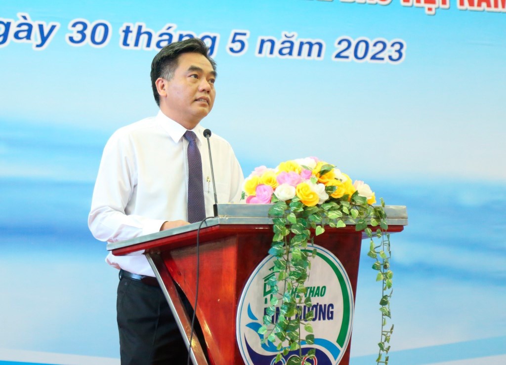 Đồng chí Nguyễn Lộc Hà - Ủy viên BTV Tỉnh ủy, Phó Chủ tịch UBND tỉnh phát biểu chúc mừng.