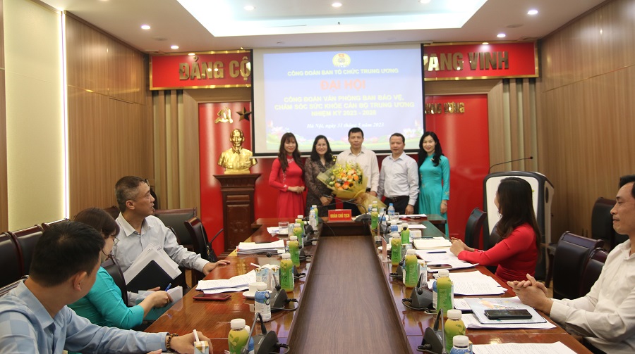 Đồng chí Lê Thị Thu Hằng, Uỷ viên BTV Công đoàn Ban Tổ chức Trung ương tặng hoa BCH Công đoàn Vn phòng Ban Bảo vệ, chăm sóc sức khỏe cán bộ Trung ương khóa mới.