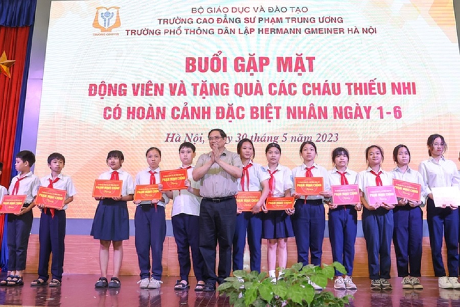 Thủ tướng tặng quà cho các em học sinh Trường Phổ thông dân lập Hermann Gmener. Ảnh: VGP/Nhật Bắc.