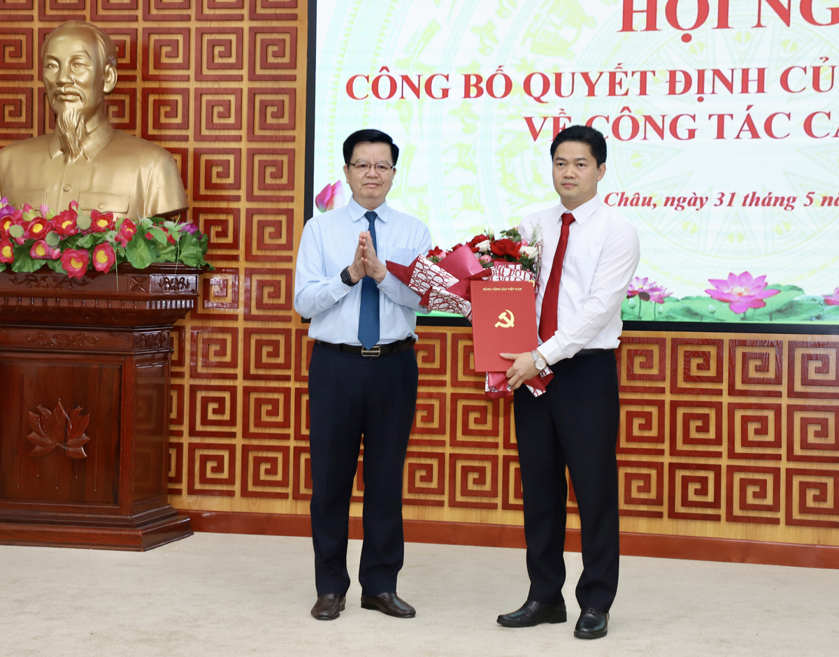 Phó Trưởng ban Thường trực Ban Tổ chức T.Ư Mai Văn Chính trao Quyết định của Bộ Chính trị và tặng hoa chúc mừng đồng chí Vũ Mạnh Hà