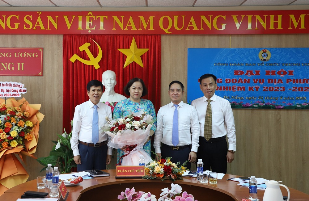 Đ/c Cao Hoàng Sơn tặng hoa chúc mừng Ban Chấp hành Công đoàn Vụ Địa phương II, nhiệm kỳ 2023-2028.