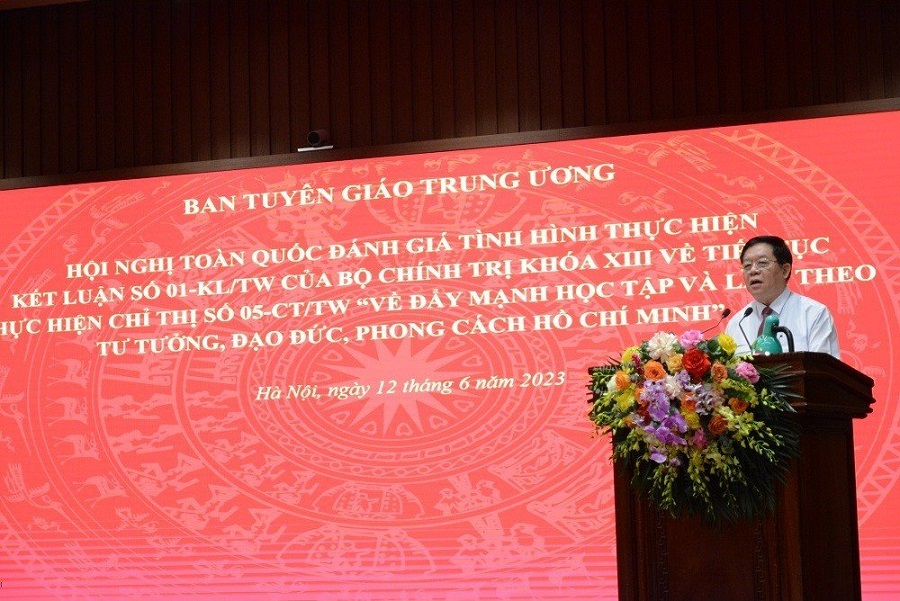 Đồng chí Nguyễn Trọng Nghĩa, Bí thư Trung ương Đảng, Trưởng Ban Tuyên giáo Trung ương phát biểu tại Hội nghị.