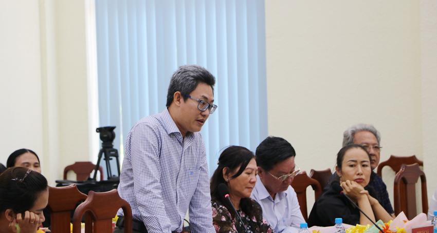 Đồng chí Trần Đỗ Hoài Bảo, Bí thư Chi bộ Công ty CPSX TM HE VE (phường Tân Định) phát biểu ý kiến tại hội nghị.