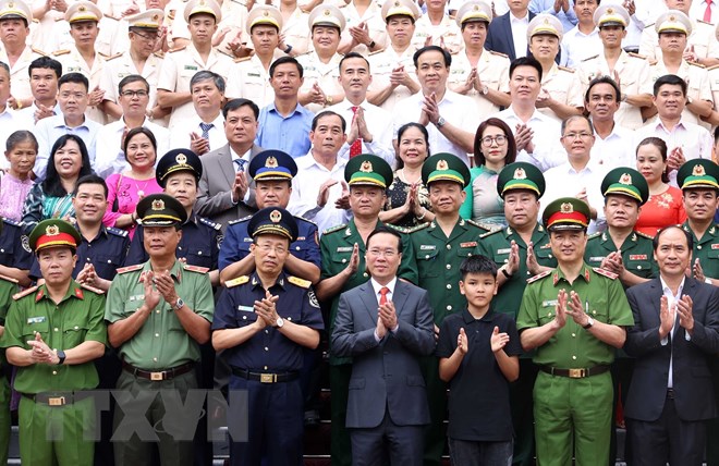Chủ tịch nước Võ Văn Thưởng với các đại biểu tham dự buổi gặp mặt. (Ảnh: Thống Nhất/TTXVN).