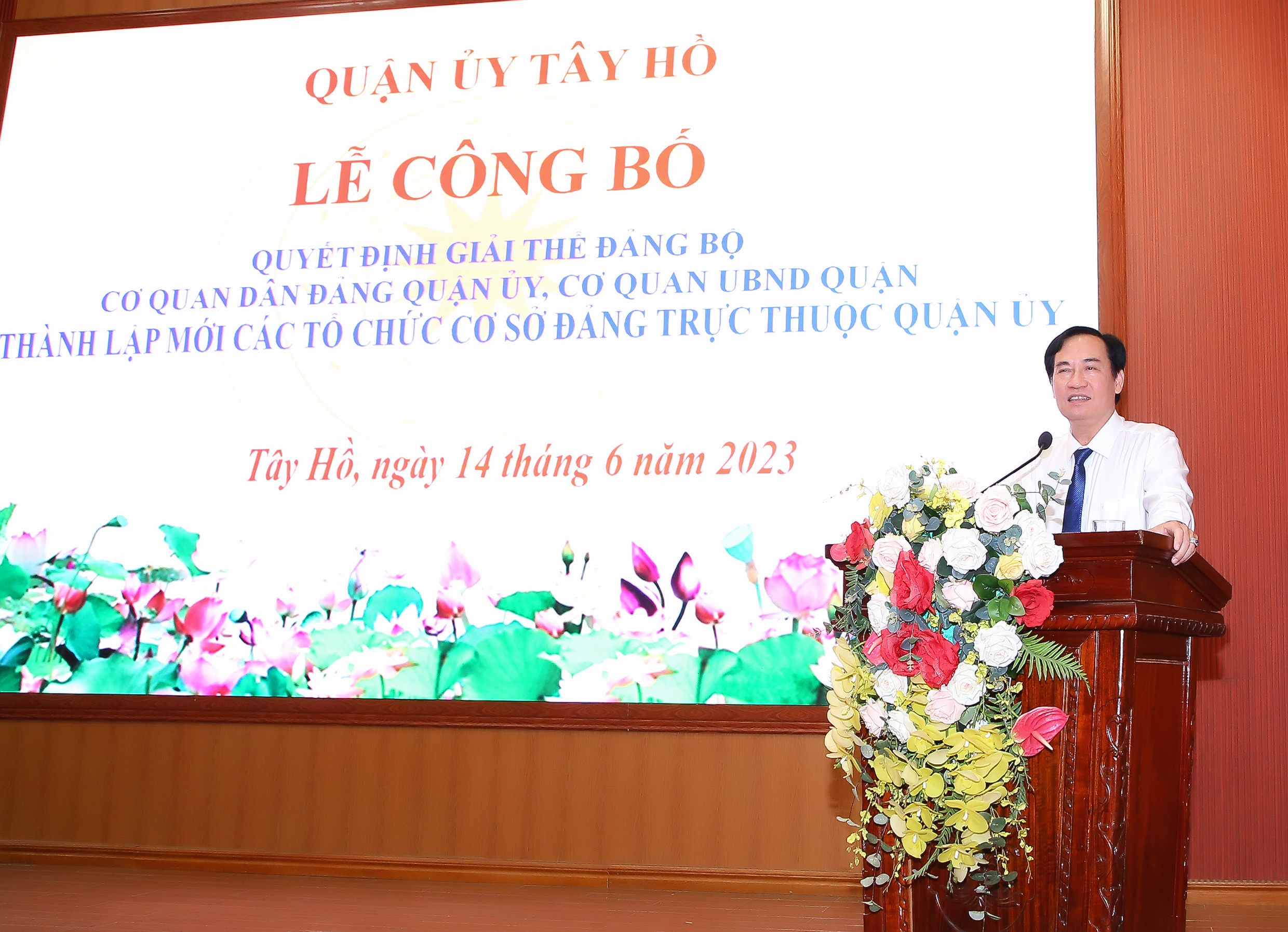Phó Bí thư Thường trực Quận ủy Tây Hồ Nguyễn Anh Tuấn phát biểu chỉ đạo tại buổi lễ.