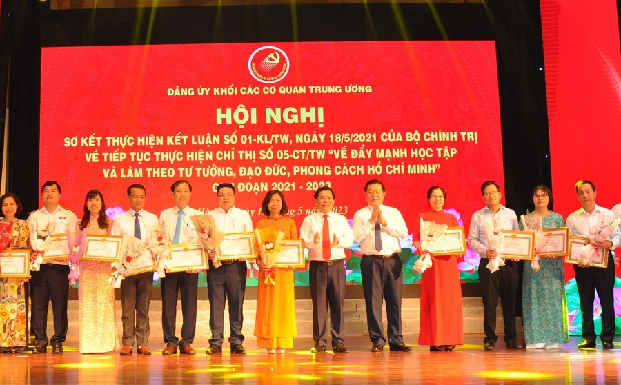 Các đồng chí lãnh đạo tặng bằng khen cho các tập thể trong Khối có thành tích xuất sắc trong học và làm theo Bác.