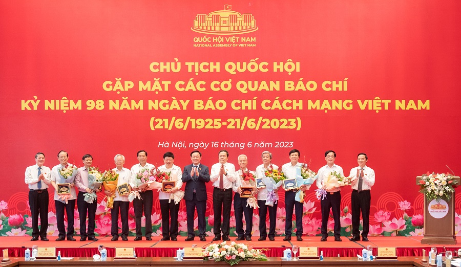 Chủ tịch Quốc hội cùng các Phó Chủ tịch Quốc hội tặng hoa chúc mừng các nhà báo lão thành.
