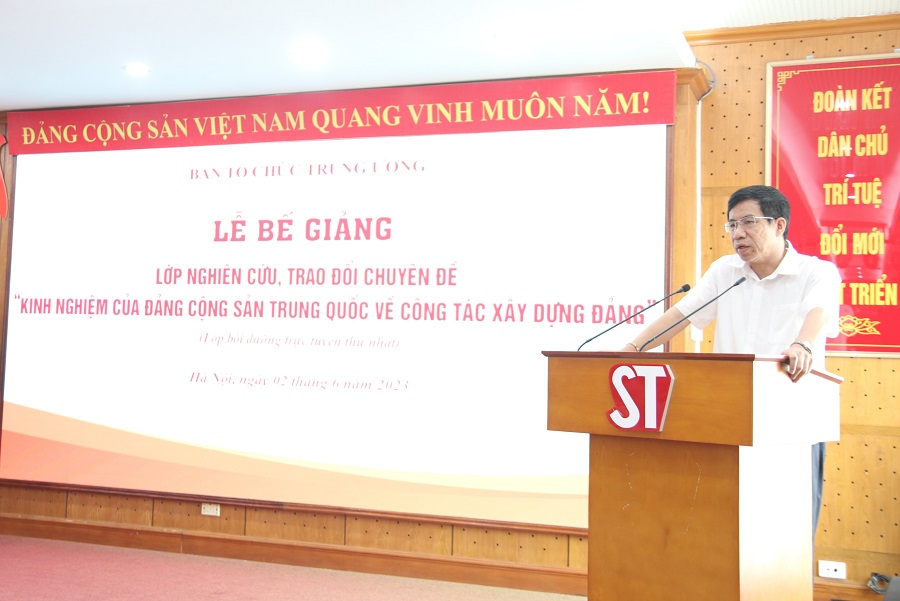 Đồng chí Vũ Thanh Sơn, Cục trưởng Cục Đào tạo, bồi dưỡng cán bộ, Ban Tổ chức Trung ương phát biểu bế giảng lớp học.